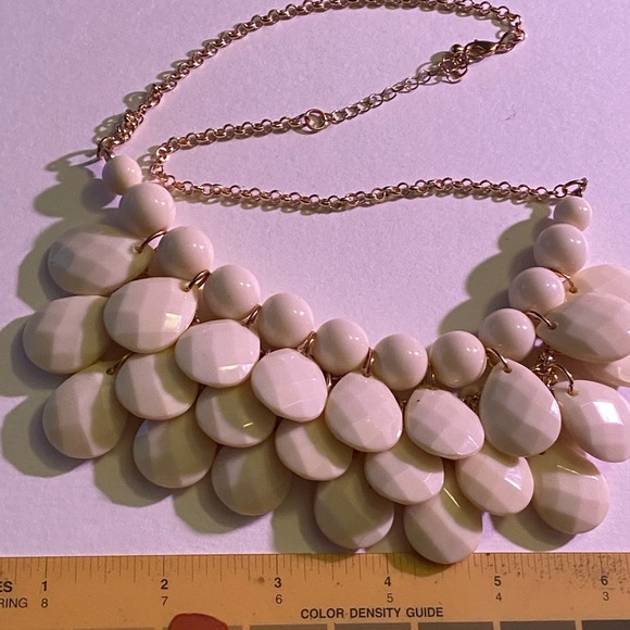 Gorgeous ivory colored necklace - Picture 7 of 7